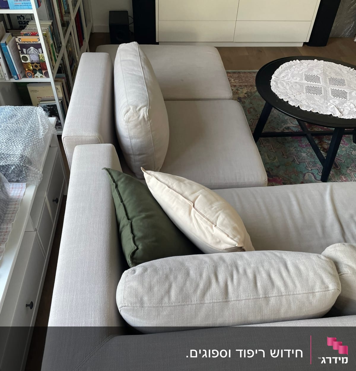 כריות על ספה עם ריפוד בהיר